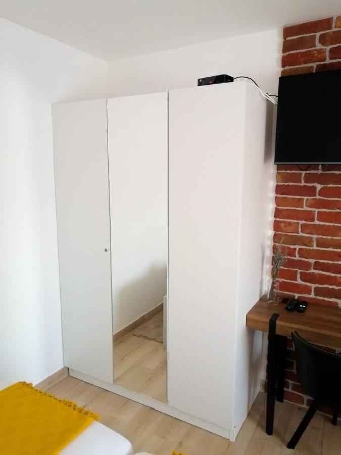 Evita Studio Apartment Karlovac Bagian luar foto