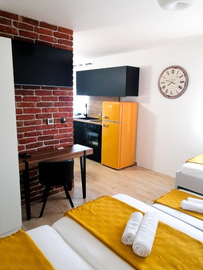 Evita Studio Apartment Karlovac Bagian luar foto